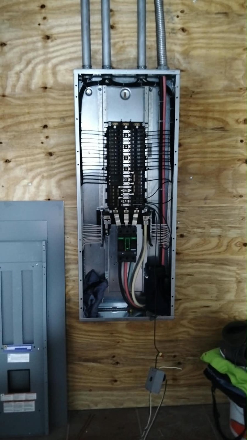Tablero eléctrico montado sobre muro de madera durante la obra