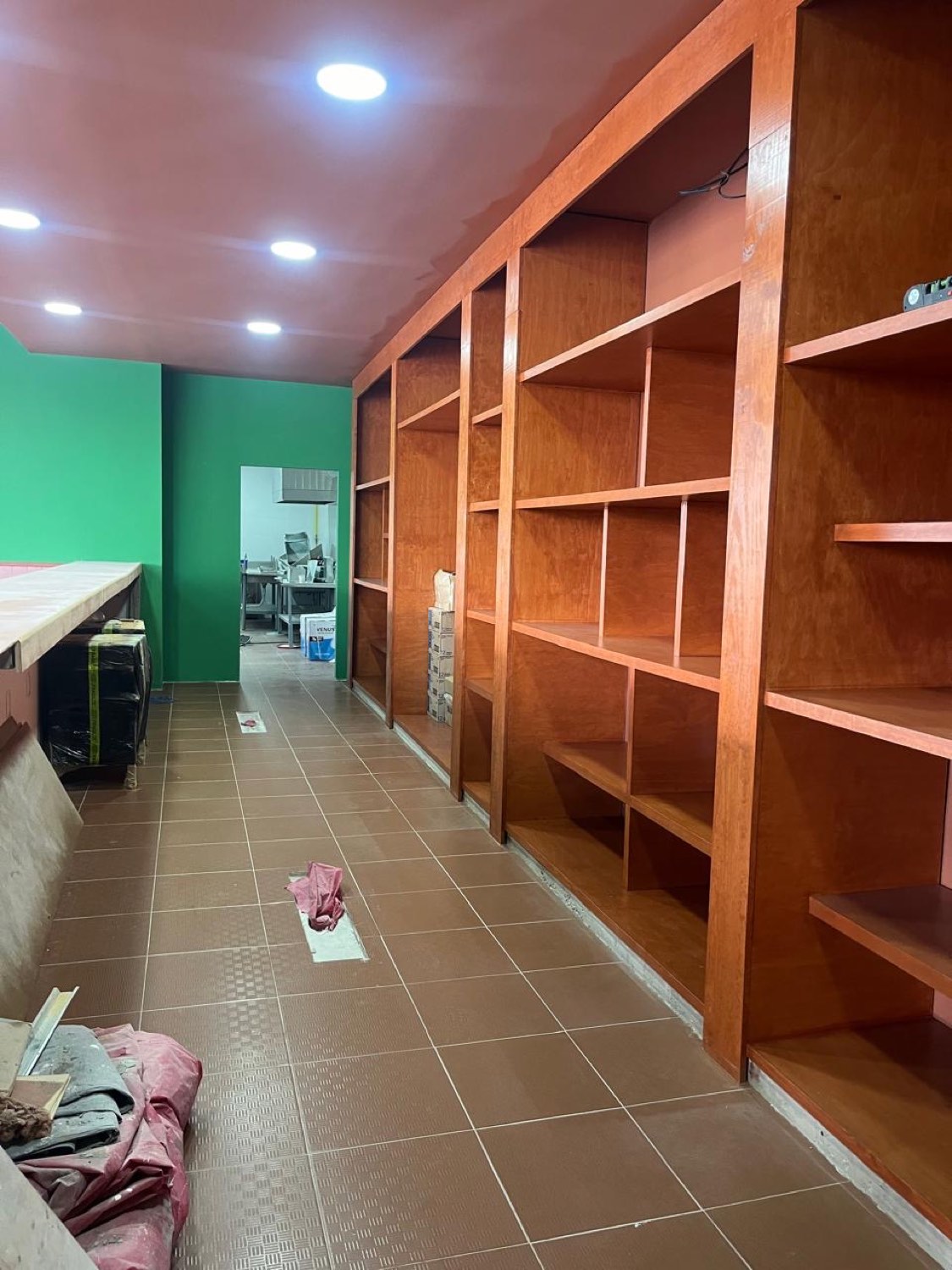 Local comercial con librero de madera a medida y plafón con downlights