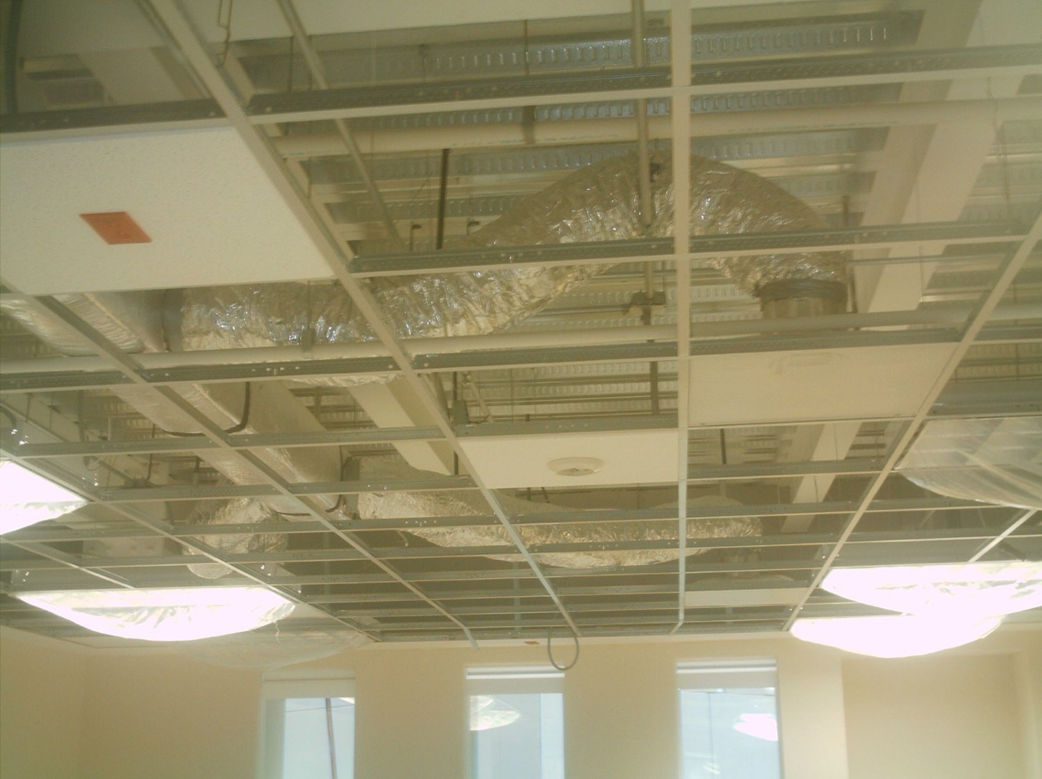 Estructura de plafón y ductos de aire acondicionado en obra