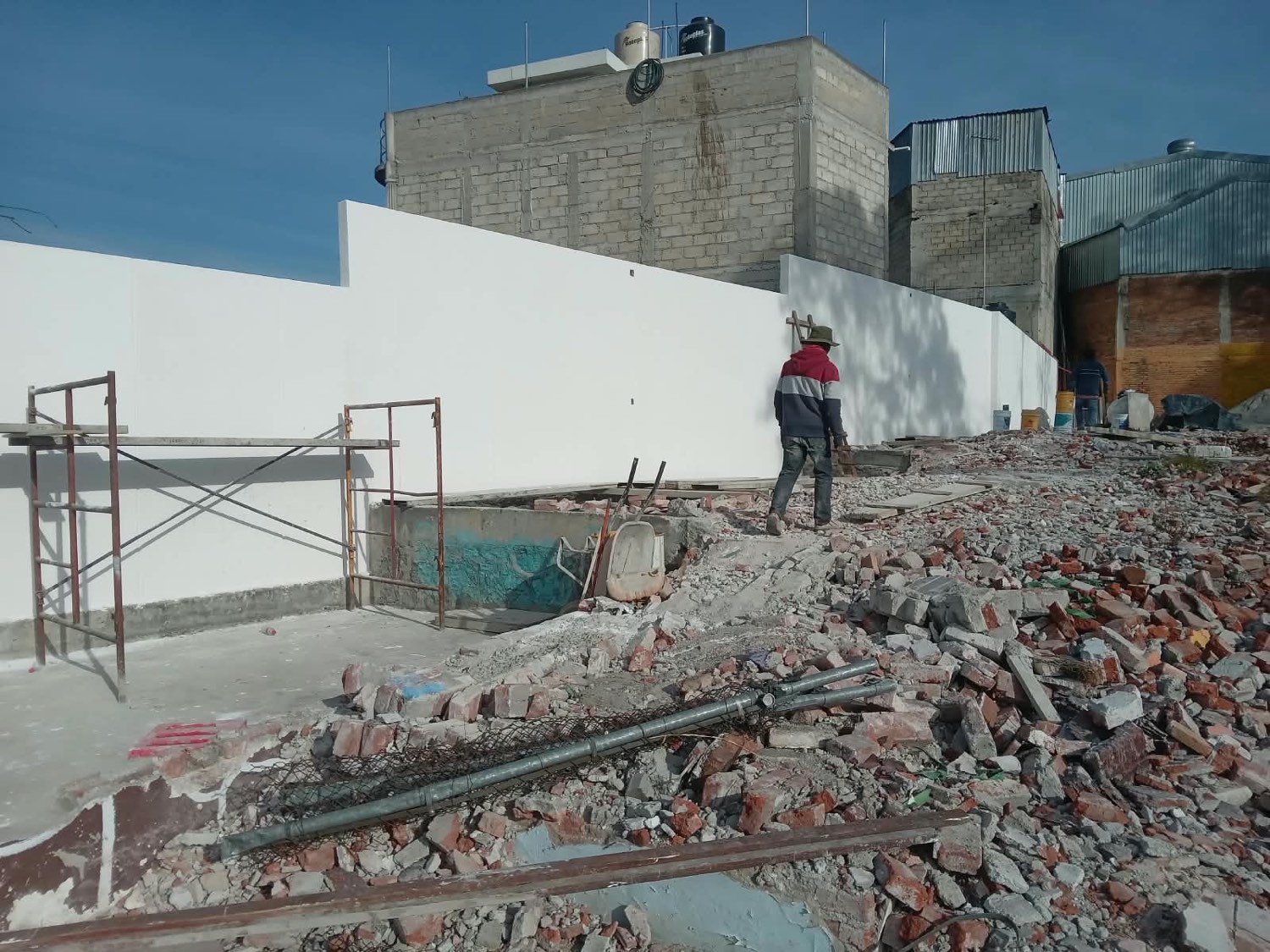 Azotea en remodelación con pretil resanado y pintado