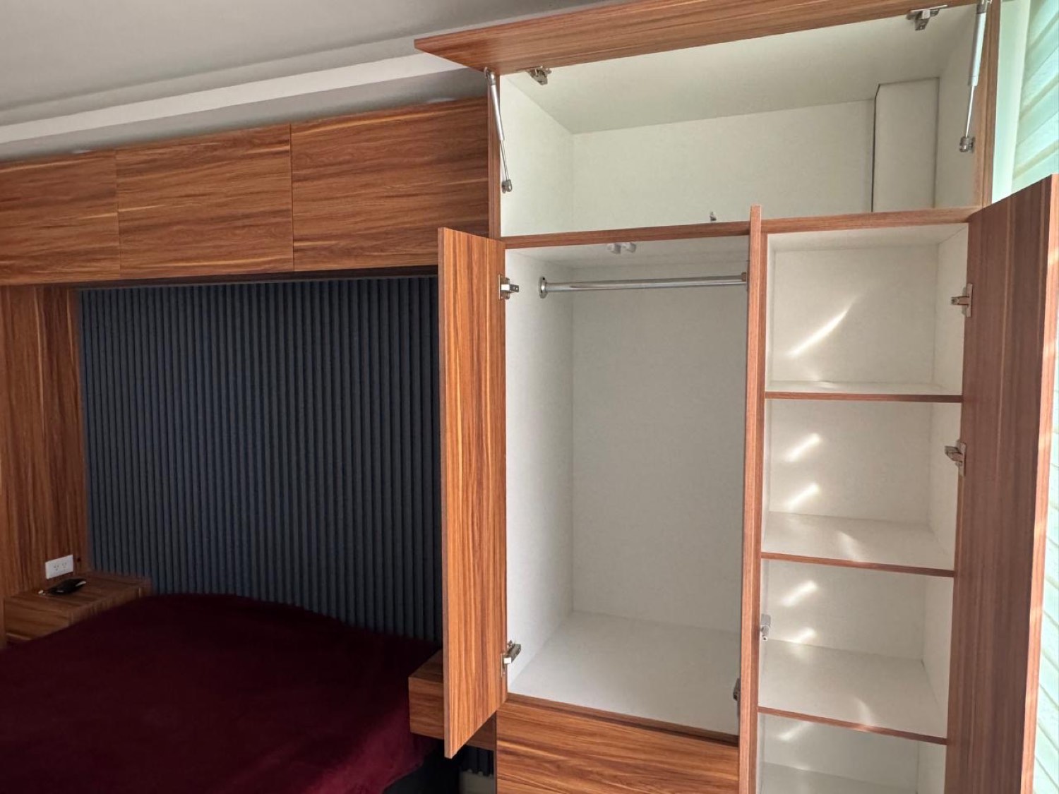 Clóset de madera a medida con entrepaños y cabecera de lambrín
