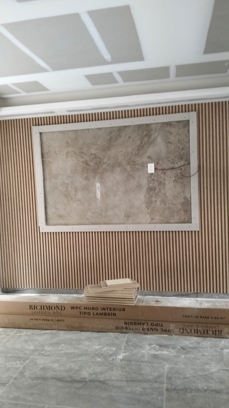 Muro con lambrín de madera y panel central tipo mármol