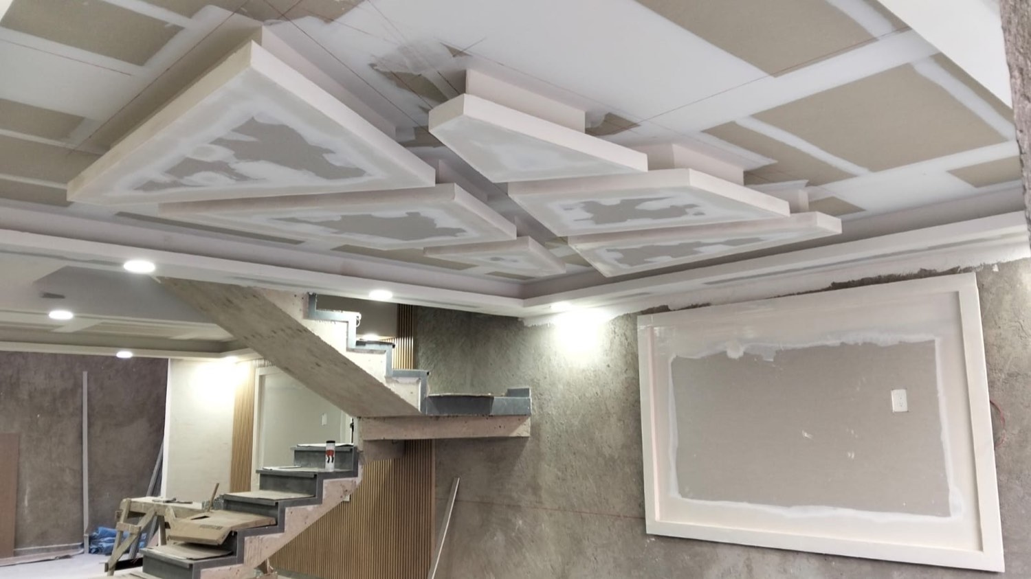 Plafón artesonado de tablarroca con luces empotradas sobre una escalera