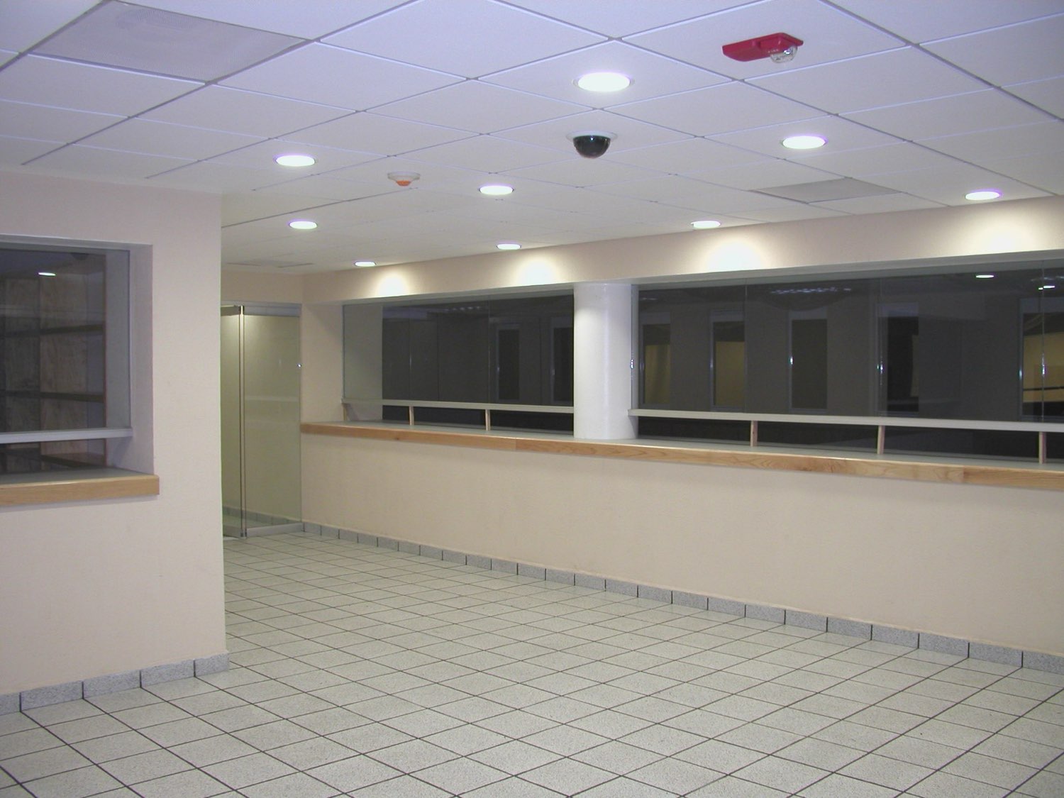 Recepción terminada con plafón reticular y cajillos con downlights